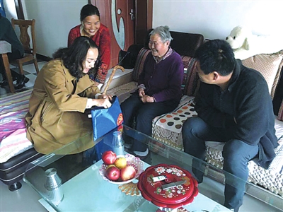 图片新闻肃南县红湾寺镇裕兴社区开展不忘初心牢记使命走访慰问活动