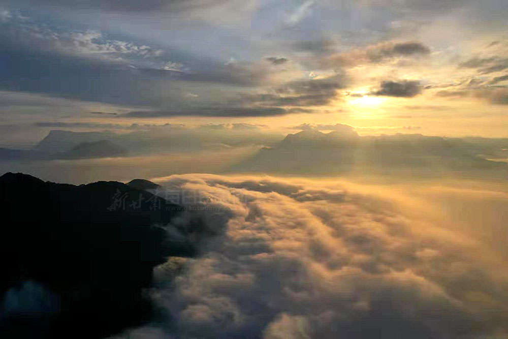 流云奔涌 霞光满天 徽县青泥岭现云海奇景