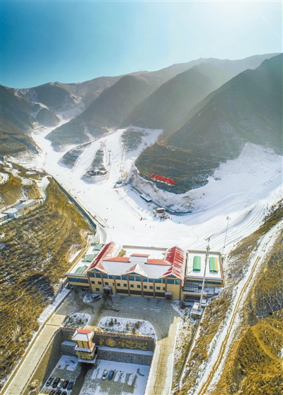 抱龙山凤凰岭滑雪场吸引众多滑雪爱好者速度与激情并存成年人也可戏雪