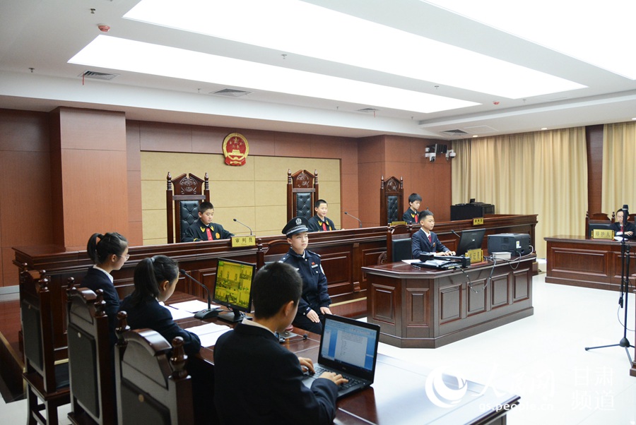 兰州:小学生走进法院模拟庭审 向校园欺凌说"不"(组图)