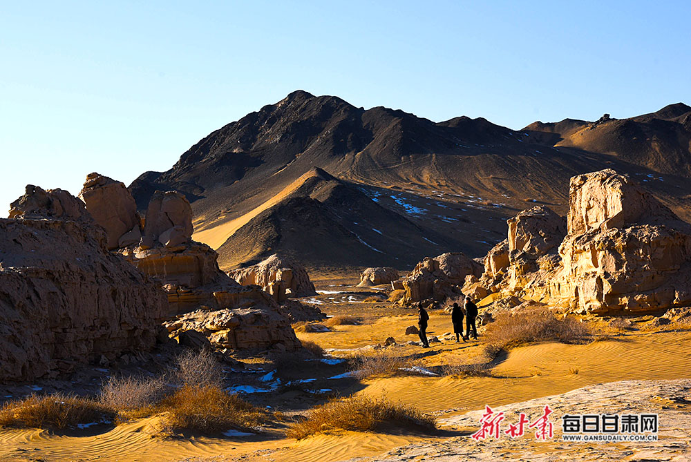 峰峦耸立 "舰队"出征 阿克塞,敦煌境内雅丹群落景观独特