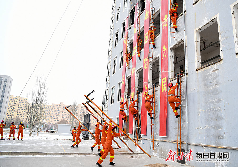 新消防员进行攀登6米拉梯展示