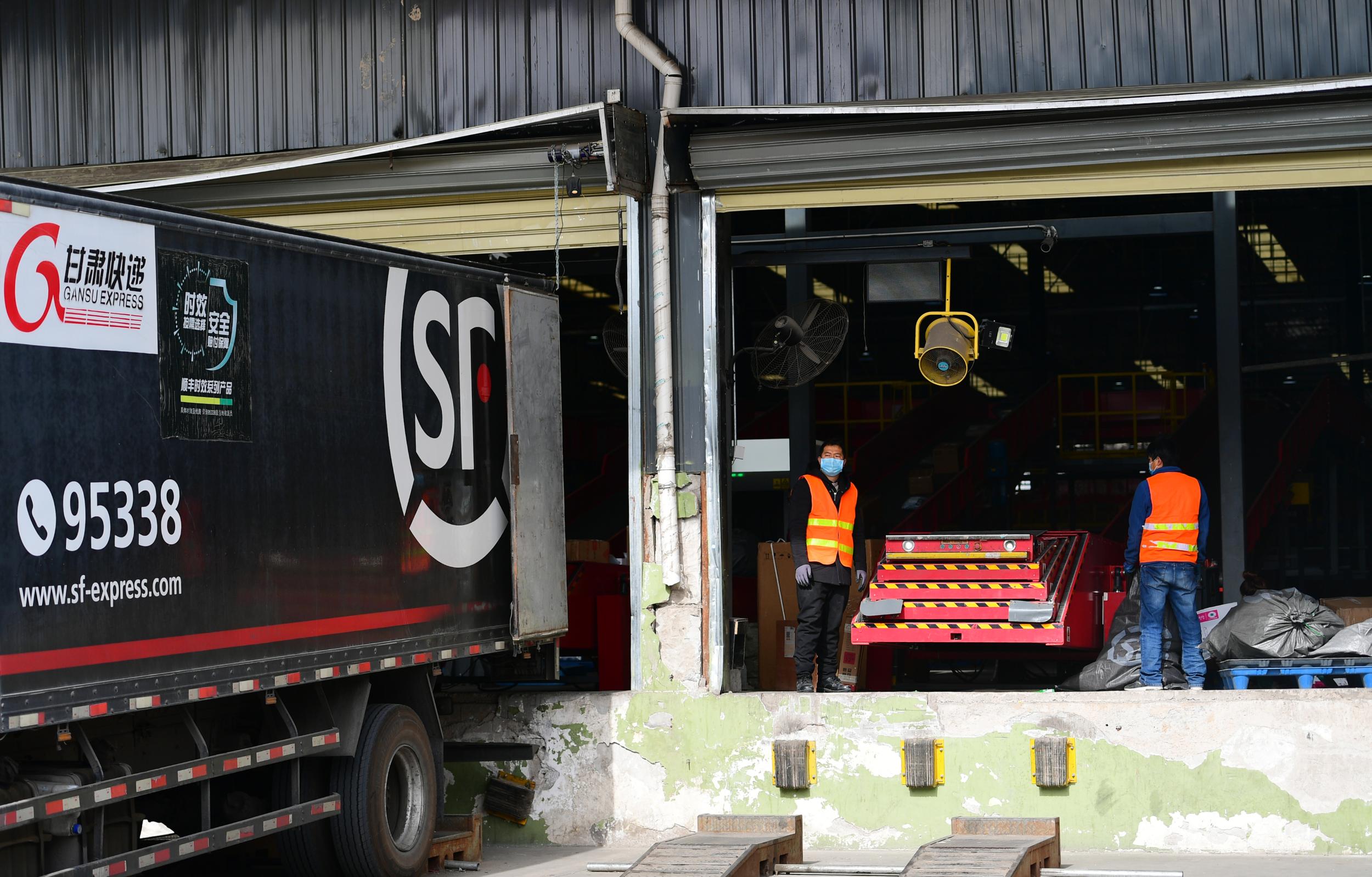 "兰州和平集散中心"是兰州顺丰速运有限公司分拨中心,这里是快递的"第