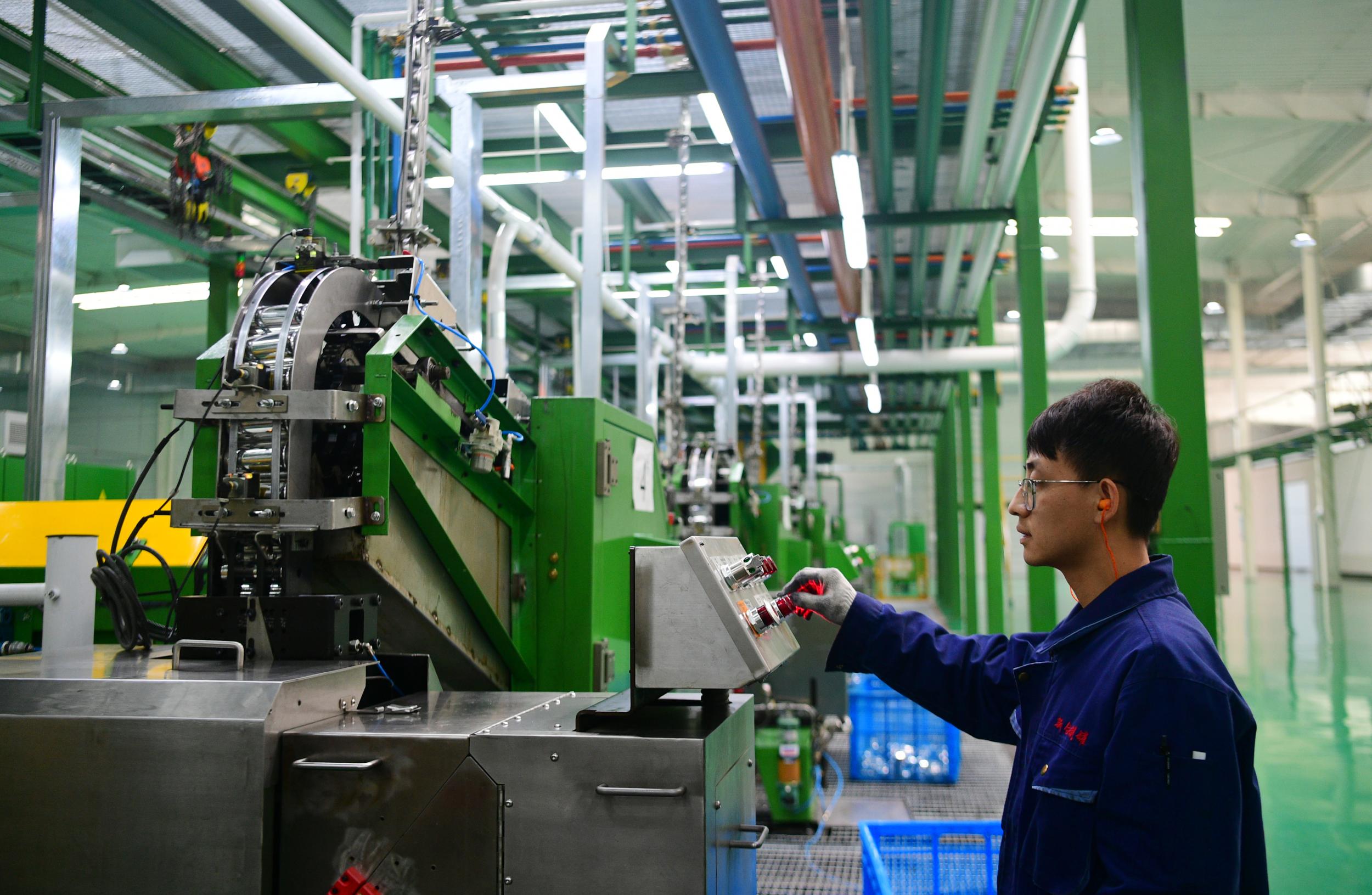 位于兰州新区的新合制罐有限公司生产车间一派繁忙.