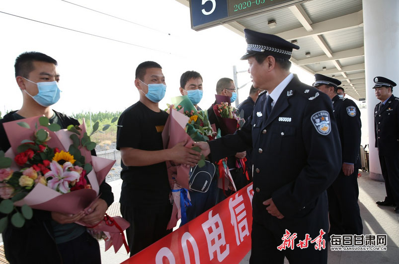 酒泉公安"3.20"专案组民警凯旋 13名犯罪嫌疑人被安全押解归案(图)