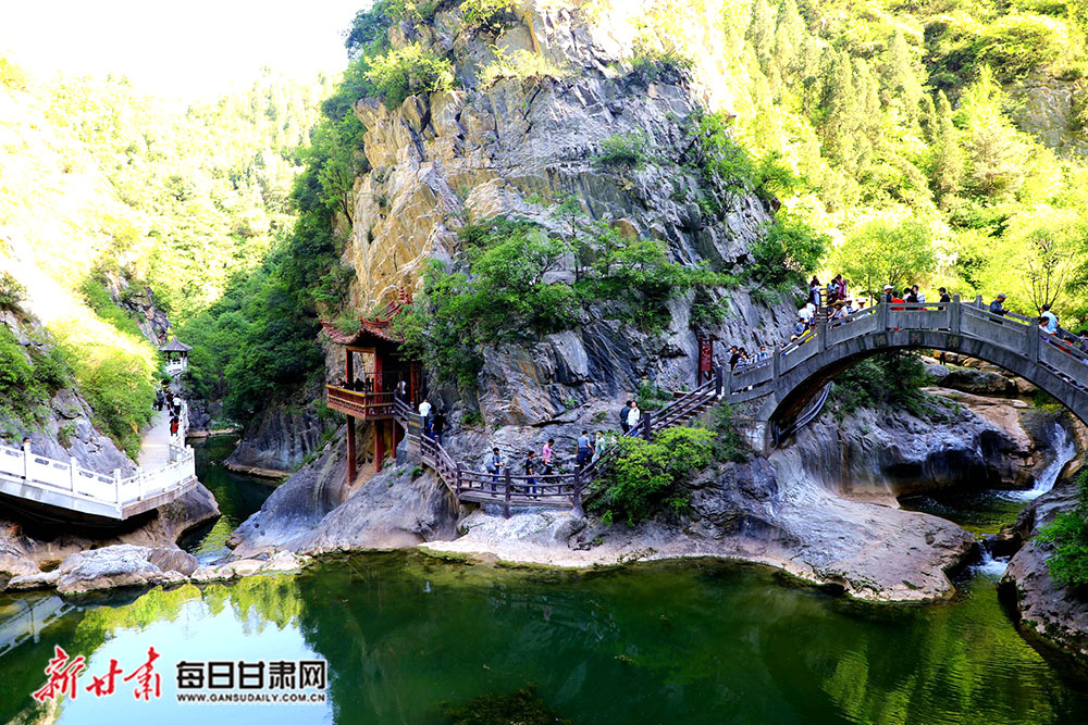 "嗨"在鸡峰山 "乐"在西狭颂 "五一"假期成县各景区受游客青睐