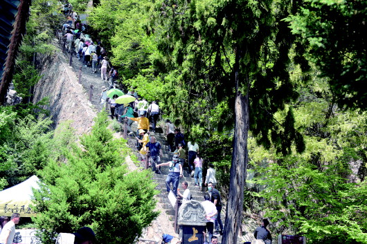 崆峒山上天梯游人如织.