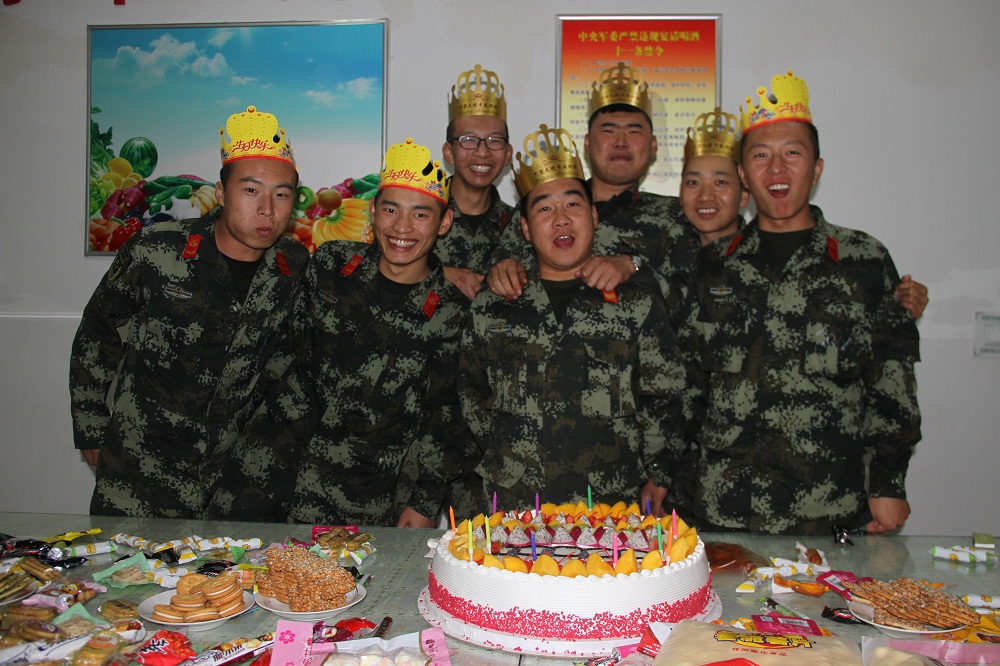武警官兵的别样生日会