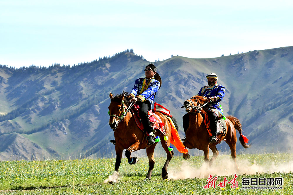 骑手在肃南县康乐草原参加走马比赛 新甘肃·每日甘肃网通讯员 武雪峰