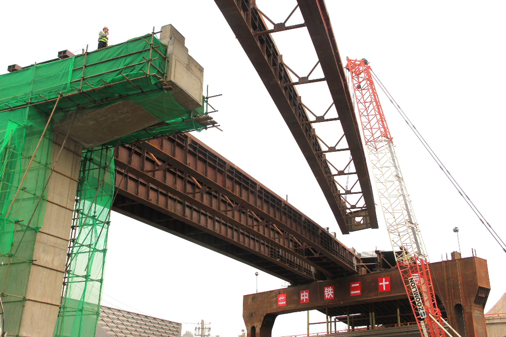 我国最大跨度连续管翼缘钢混组合桥在兰州架设完工