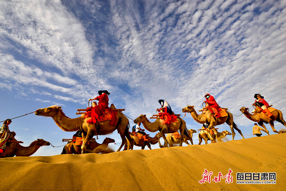 敦煌:月牙泉边驼铃悠扬 鸣沙山下游人如织-图库-每日甘肃网