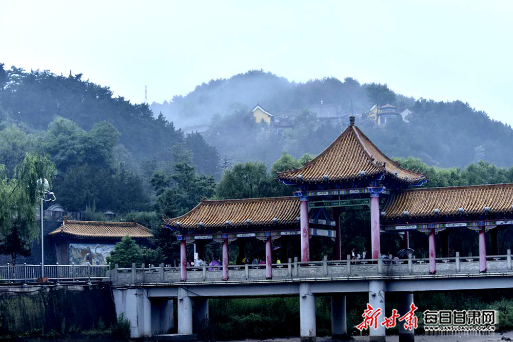 華亭雙鳳山霧靄山嵐如仙境