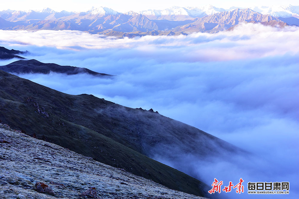 祁连山下雪山现壮观云海