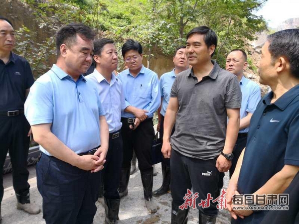 省公航旅集团总经理袁得豪带队赶赴陇南配合组织抗洪抢险救灾和交通保