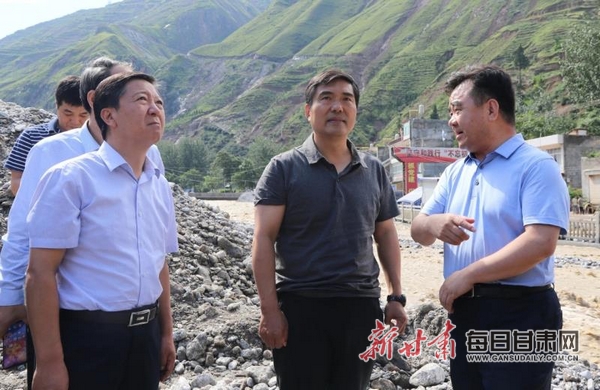 省公航旅集团总经理袁得豪带队赶赴陇南配合组织抗洪抢险救灾和交通保