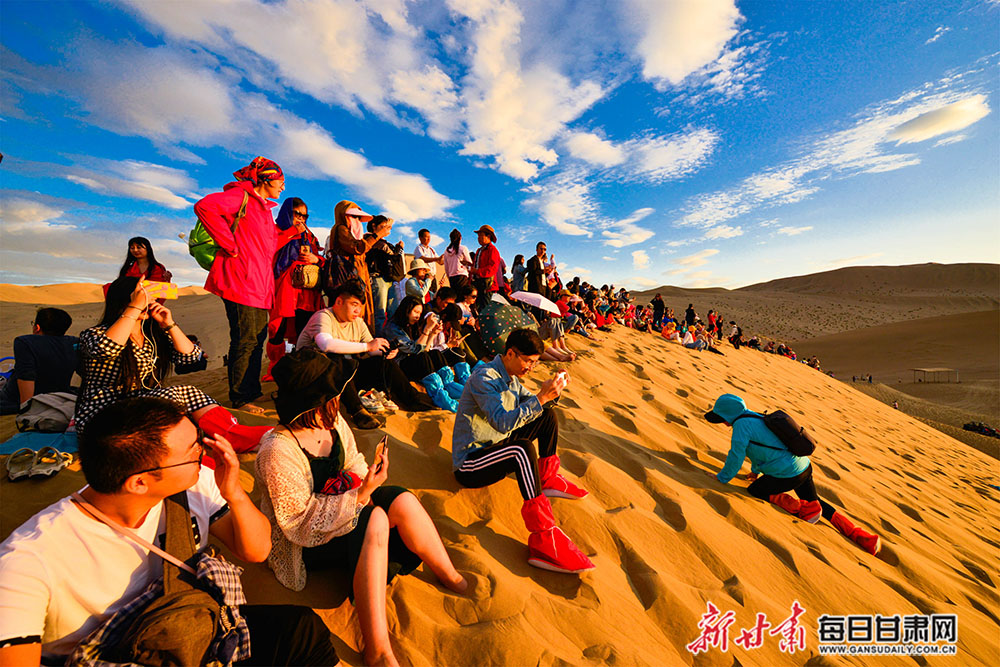 雨过天晴,游客沉醉在敦煌大漠如诗画卷中