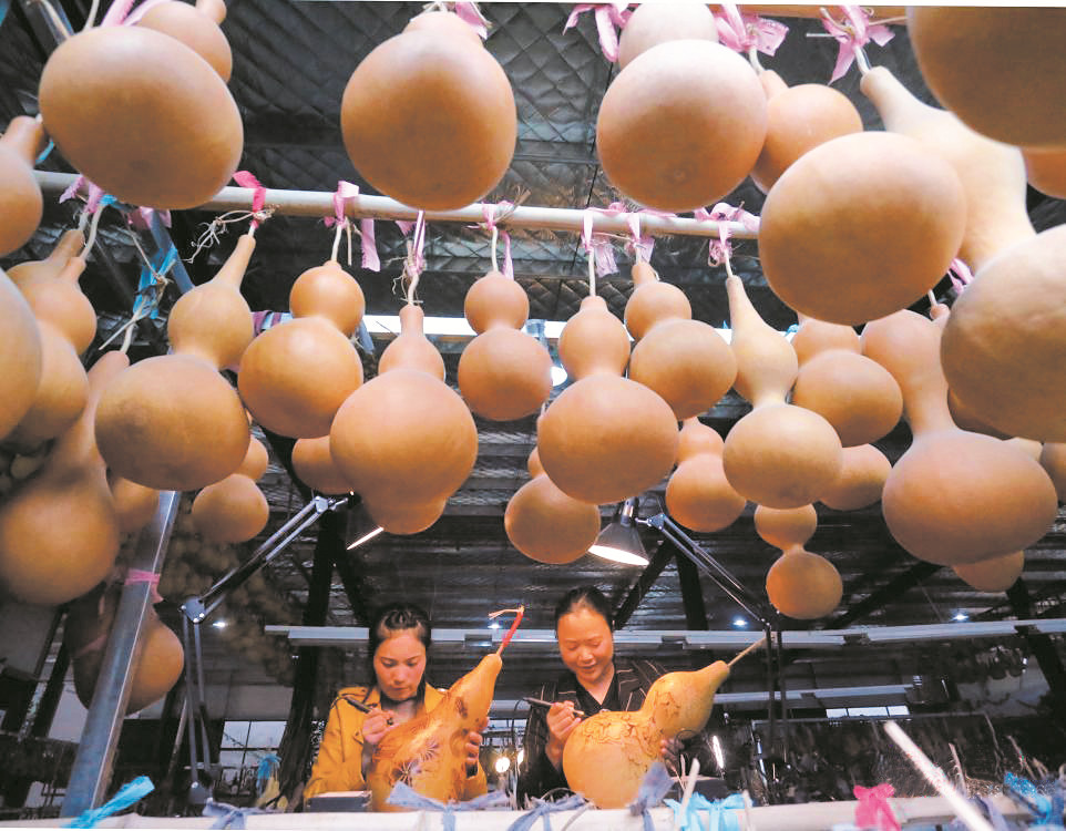 农民技工在河南省宁陵县赵村乡非遗文创园葫芦车间加工葫芦工艺品.