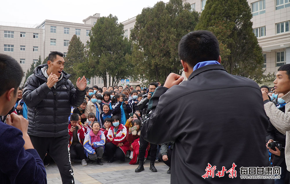 每日甘肃网 图库 甘肃爱拍  近日,陇南市西和县一中邀请世界重量级