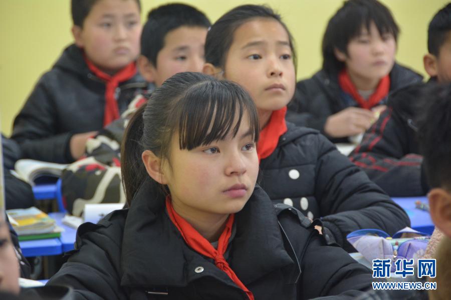 12月1日,在广河县三甲集镇火炬小学,东乡族女孩马梅(前排)正在教室内