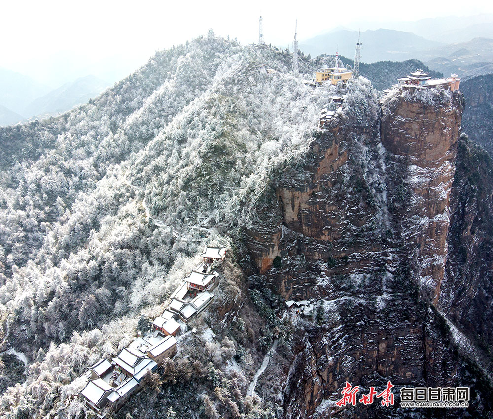 近日,隴南市成縣境內高海拔山區普降大雪,位於縣城西南15公里的雞峰山