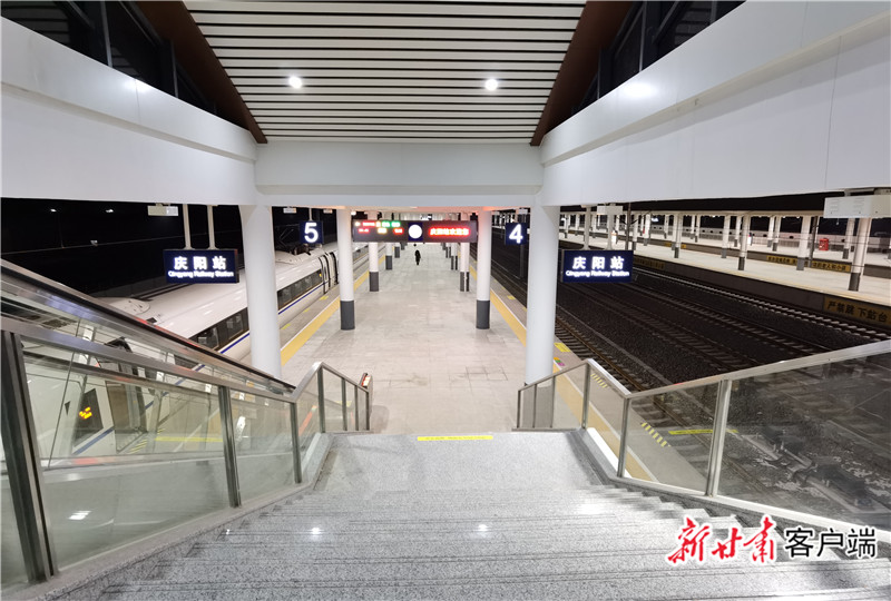 济  12月17日16时20分,记者再次乘坐银西高铁试运行动车从庆阳车站