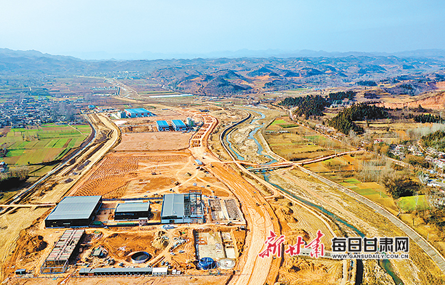 1月12日,甘肃(天水)国际陆港市基础设施渭河桥合龙.