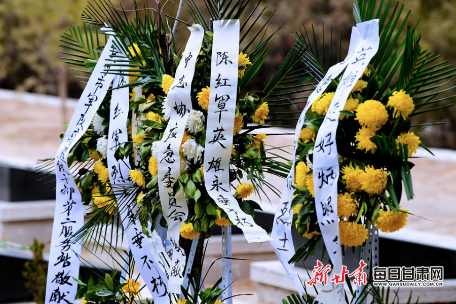 委托快递自发前往社会各界在陈红军烈士墓前献花致敬