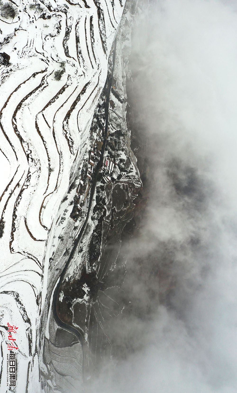 東鄉春雪映梯田雲霧繚山樑