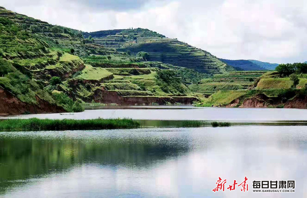 碧波映山峦 花香迎春风 静宁县悬镜湖生态公园美如画-图库-每日甘肃网