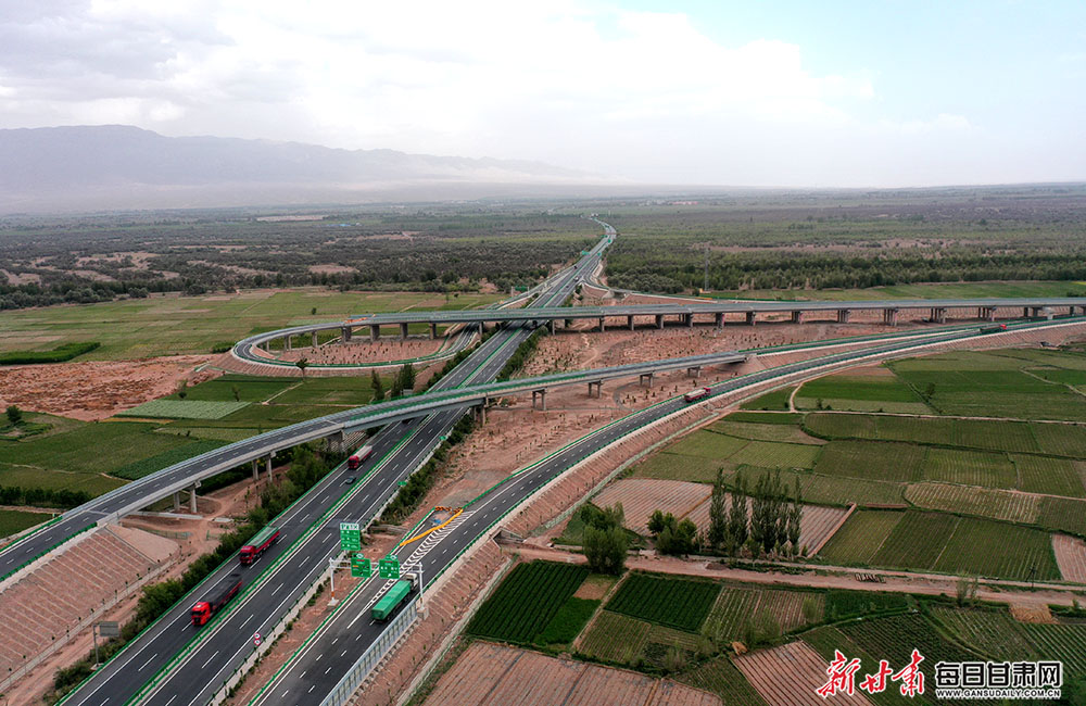 5月30日,张掖市甘州区党寨镇境内的g30高速,g0611张汶高速贯通四方