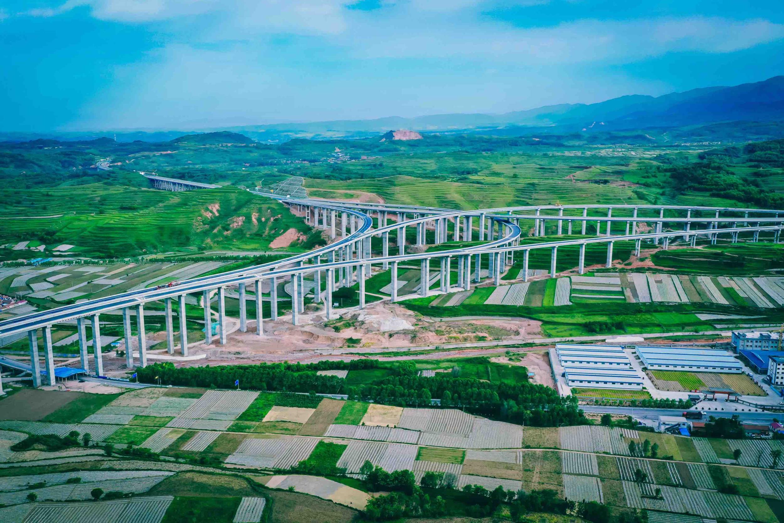 泾华高速路面工程全线贯通