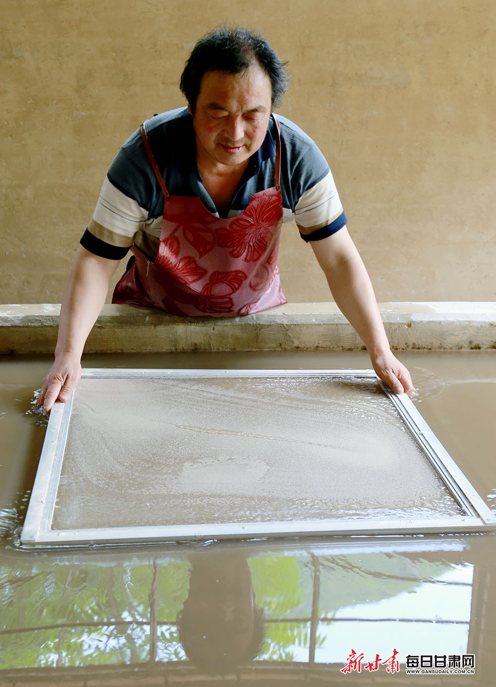 西和县刘河村非遗麻纸传承人刘东承正忙着捞纸制作手工麻纸.