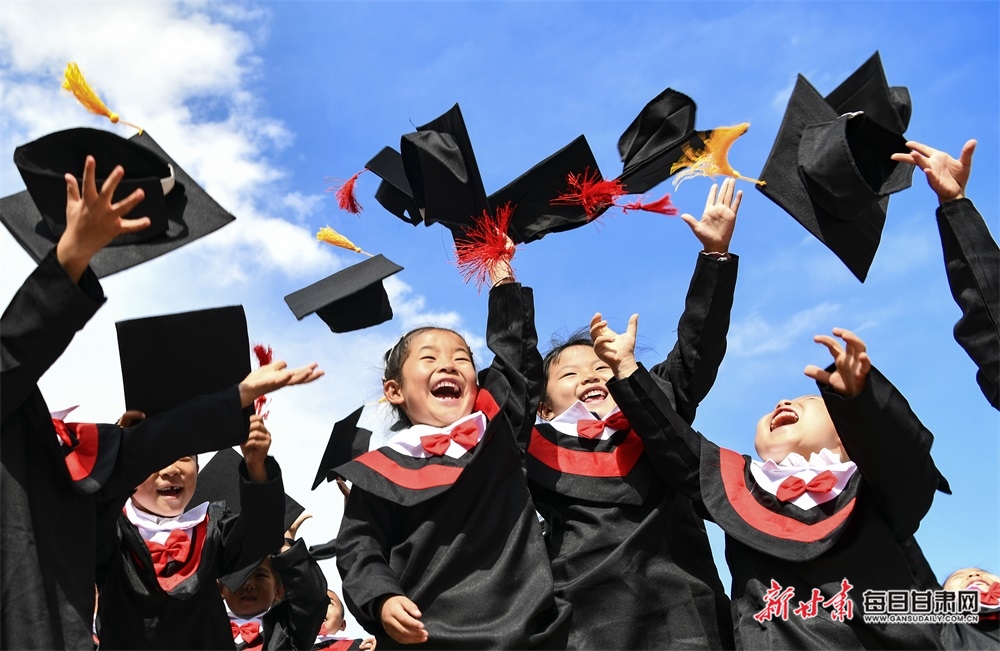 皋兰县石洞镇中心幼儿园:萌娃毕业照定格童年时光