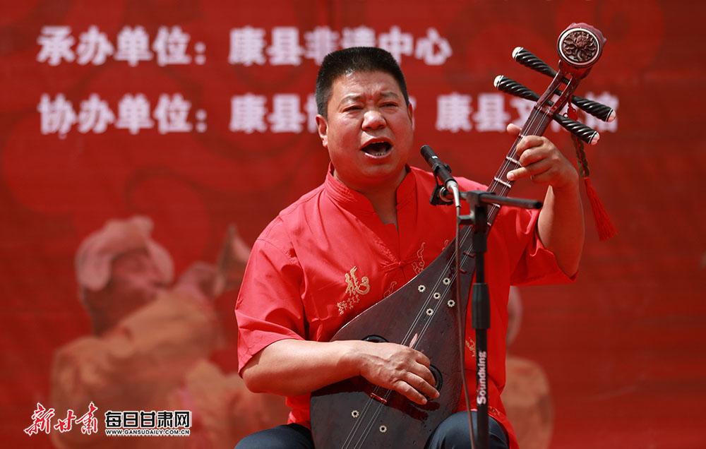 康县100多传承人表演了霸王鞭,梅园神舞,土琵琶弹唱,寺台木偶戏,康县