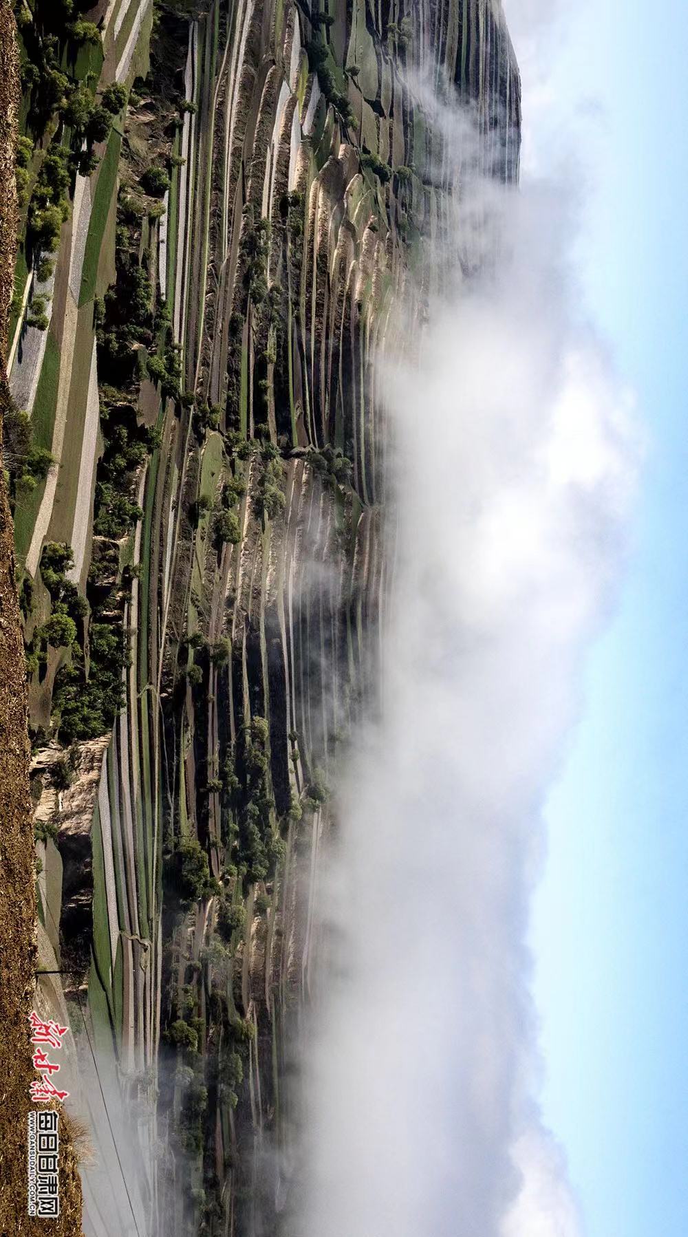 会宁县侯川镇云雾缭绕梯田美