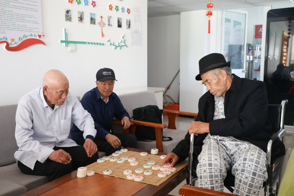 6月22日,在甘肅省慶陽市養老綜合服務中心,入住老人在下象棋.