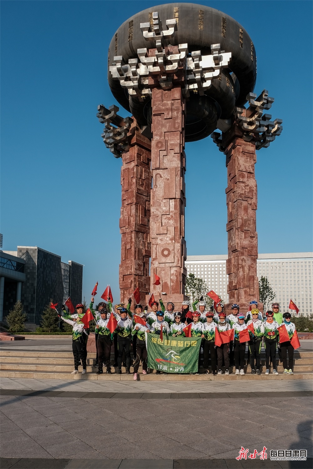参与骑行人员早上8时从定西市人民政府广场出发,全程大约100公里