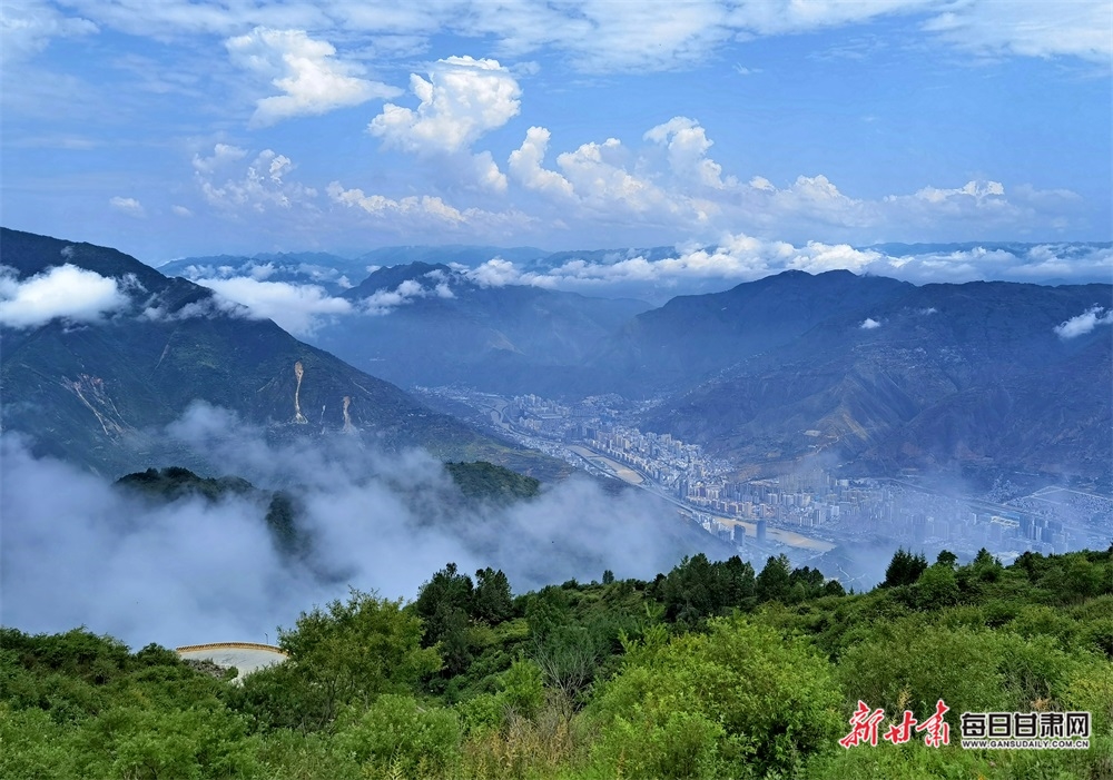 腳下雲海翻波浪眼前群山接天際武都區姚寨溝空投坪的景色超出你的想象