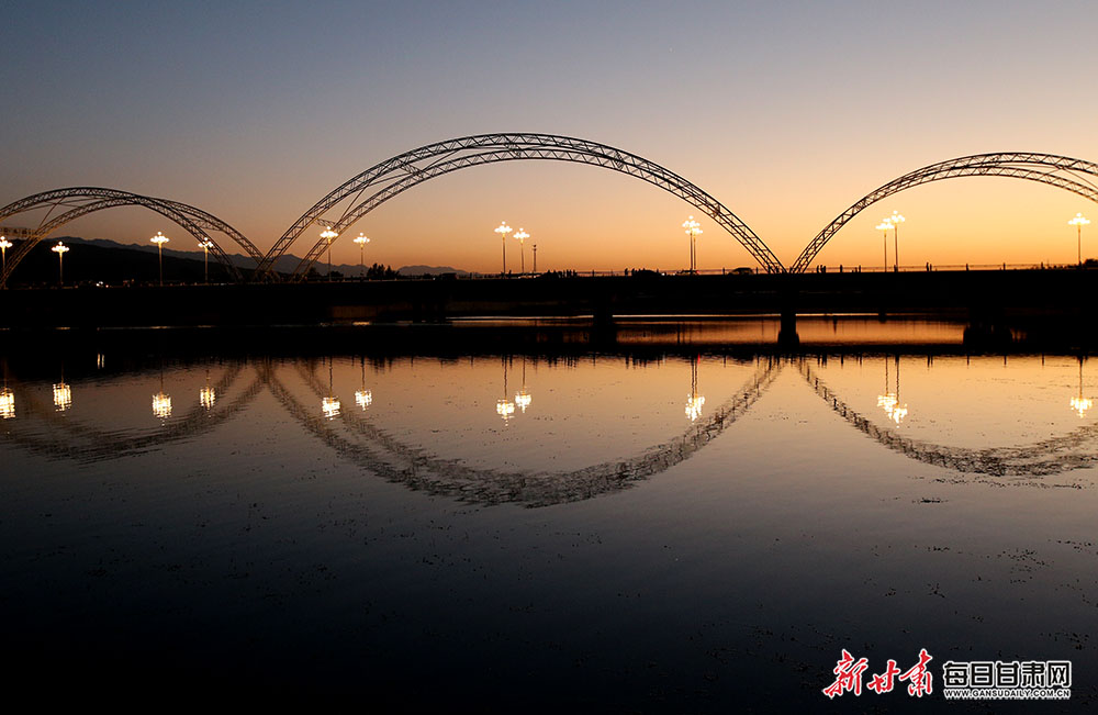 嘉峪关南湖讨赖河水上音乐喷泉为市民送清凉