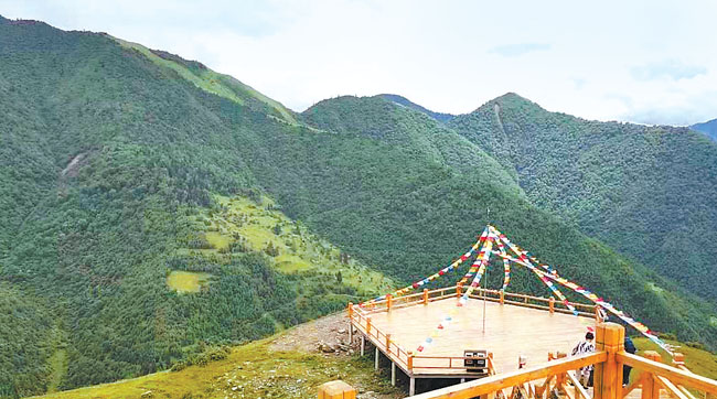 旅游 游在甘肃   铁尺梁   铁尺梁因如直立的铁尺而得名,位于迭部县城