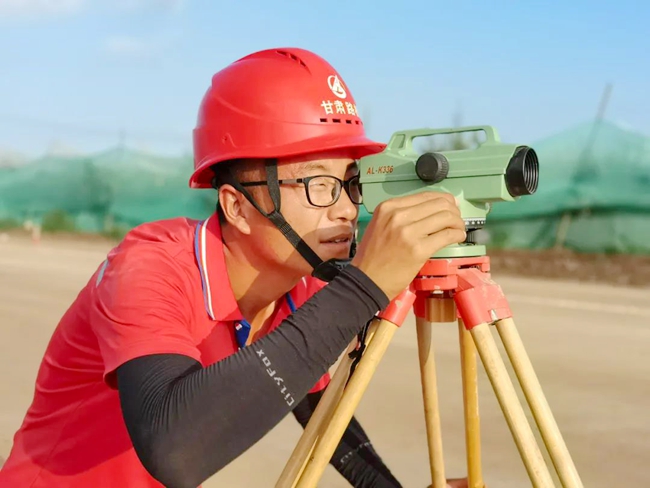 不畏烤验暑你最美致敬高温下的公交建人