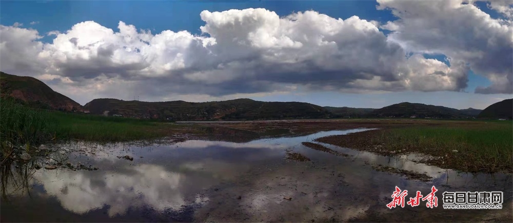 水色云影沿川湖
