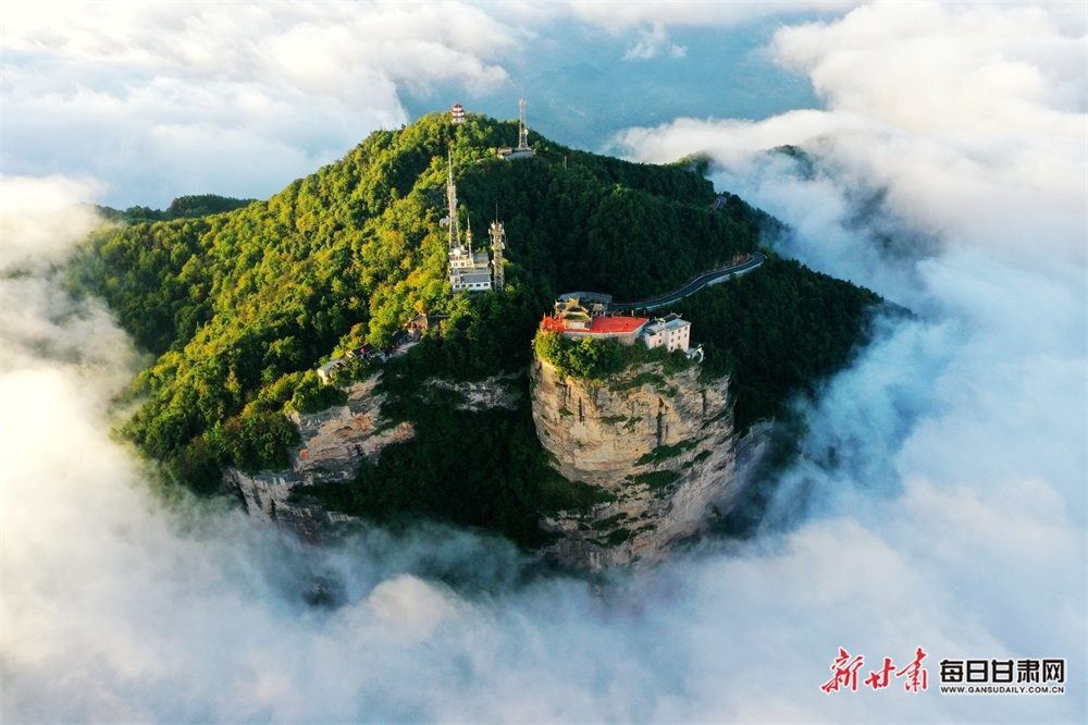 身临其境你会激动得欢呼 雨后到成县鸡峰山赏秋吧!-图库-每日甘肃网