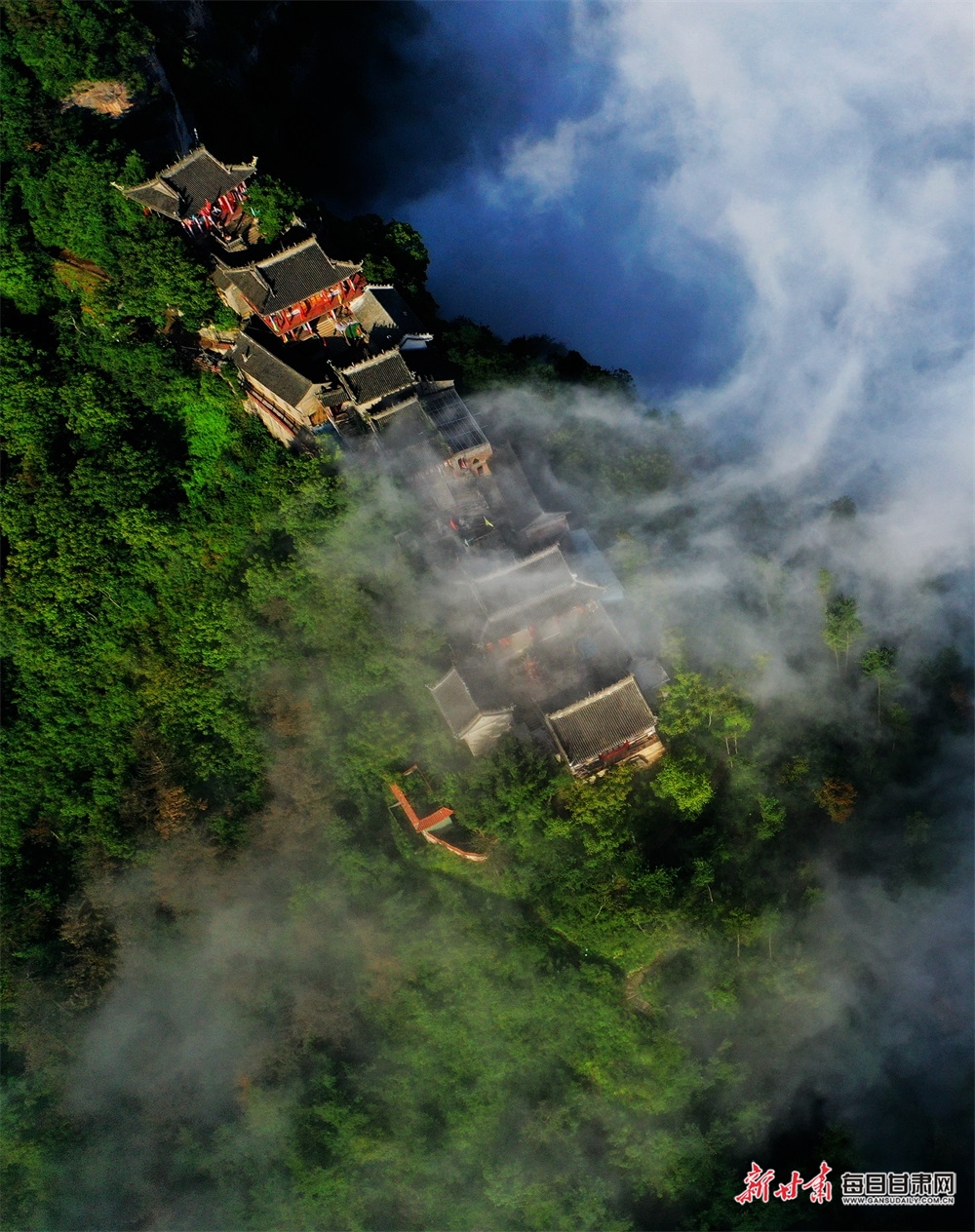 身临其境你会激动得欢呼 雨后到成县鸡峰山赏秋吧!