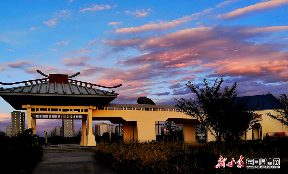 傍晚時分,武威天馬湖沐浴在秋日夕陽的餘暉裡,水天一色倒影成趣,絢麗