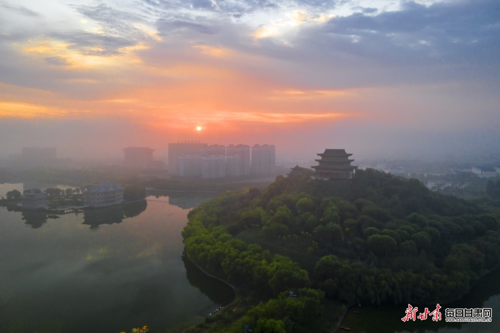 晨曦微露中的临泽画意十足