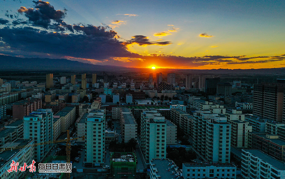 每日甘肃网 图库 甘肃爱拍     9月7日傍晚时分,景泰县城在夕阳的映衬