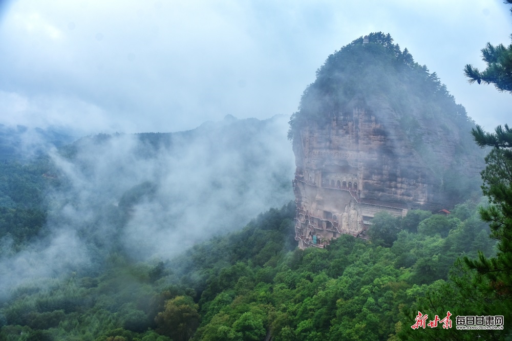 孤峰秀于林 烟雨麦积山