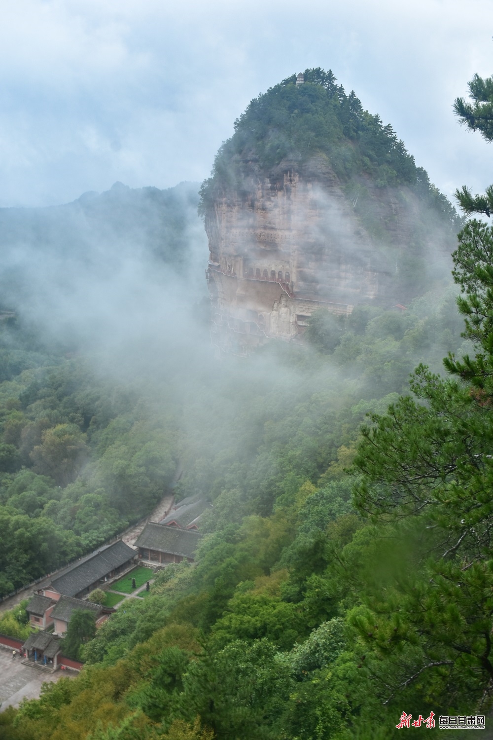 孤峰秀于林 烟雨麦积山