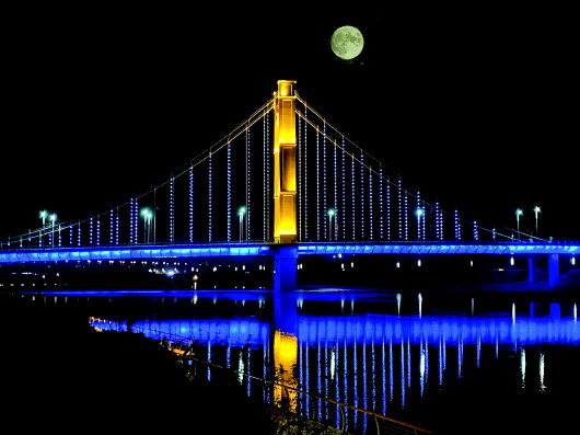 天水:美丽天秀桥与圆月相遇 相映生辉 展现别样美丽